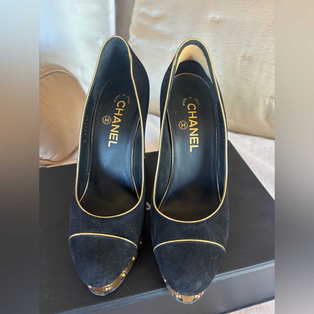 Chanel Black pumps with gold heel - Picture 3 of 7